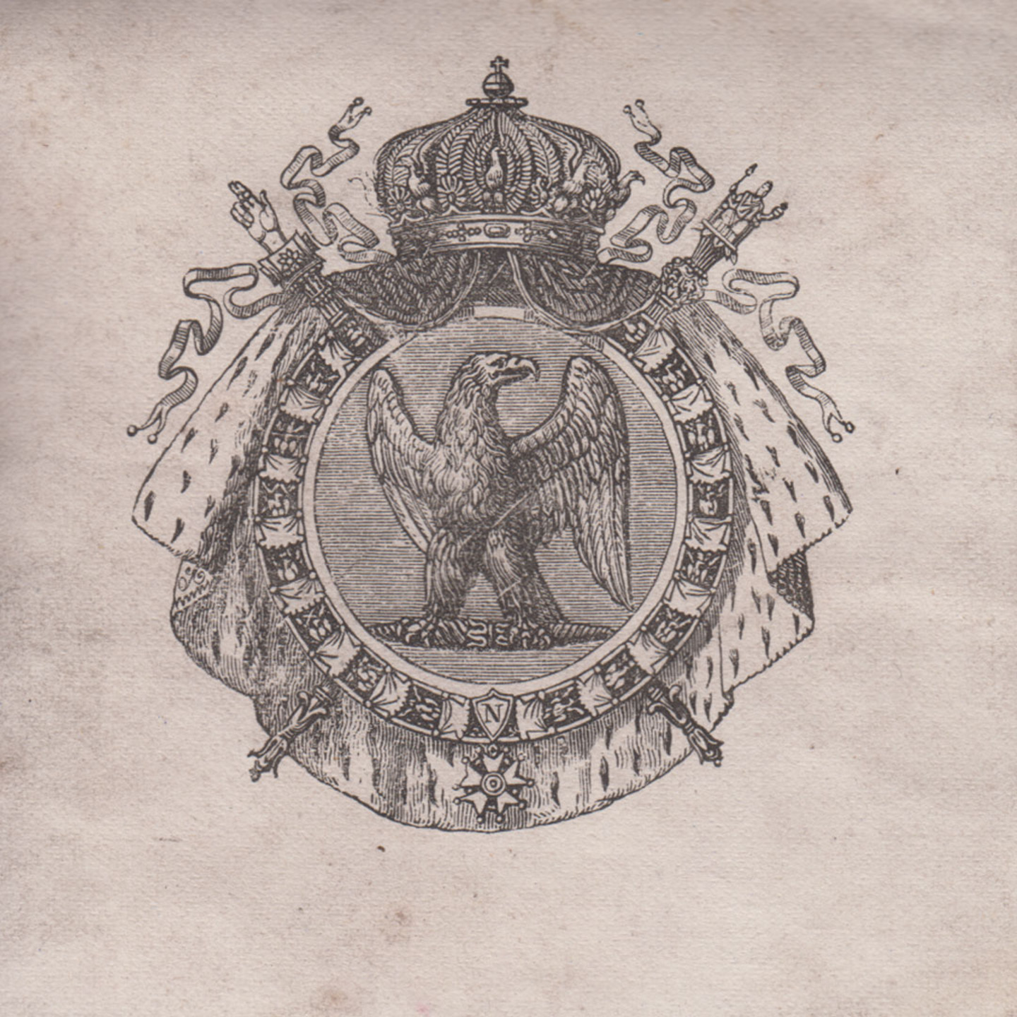 Schwarz-Weiß-Druck: Gekröntes Wappen umrahmt mit Hermelinfell. Ein rundes, mit Ornamenten verziertes Schild in der Mitte zeigt einen Adler mit erhobenen Schwingen.