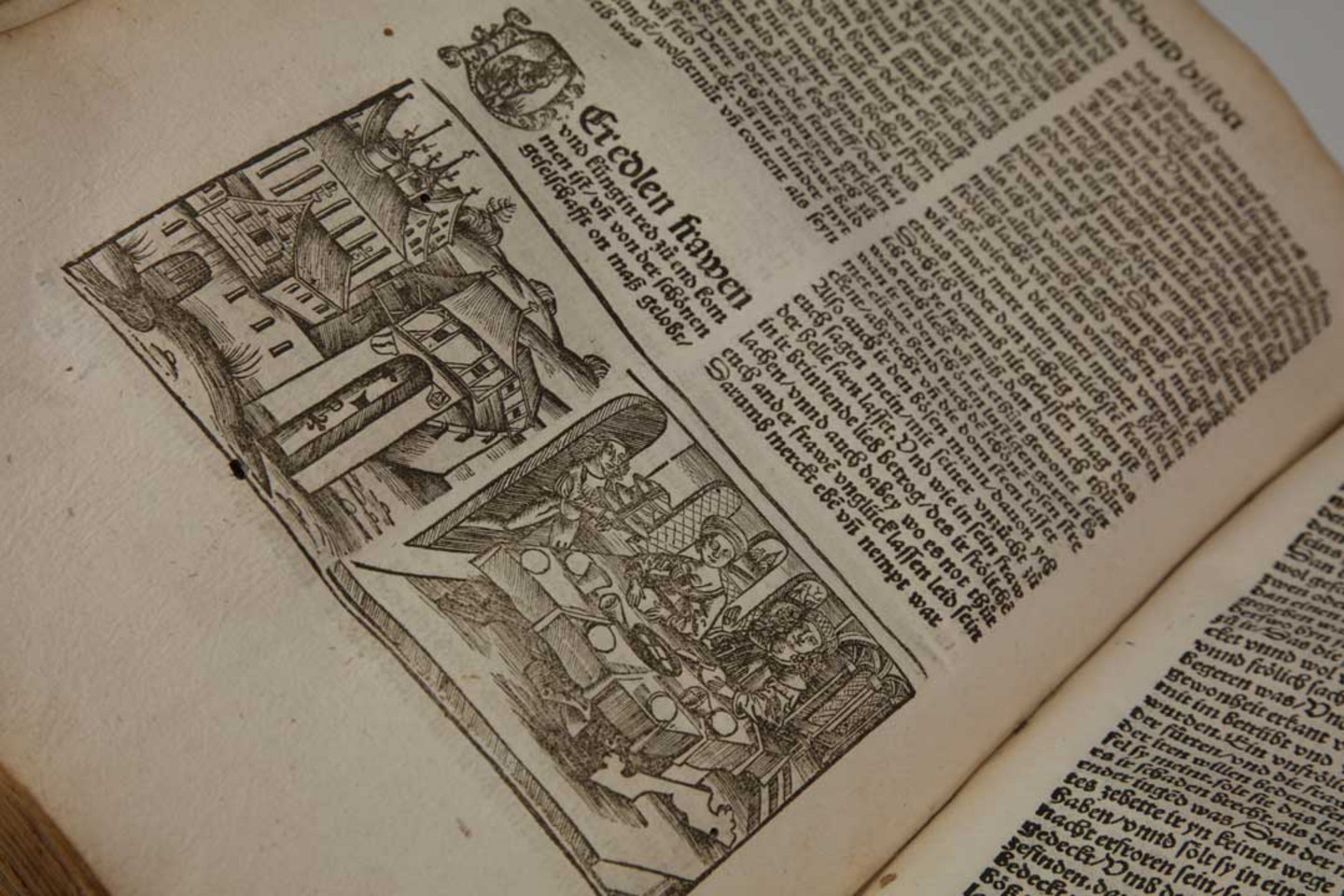 Foto eines beschädigten Buches aus dem Jahr 1509: Boccaccio, Giovanni: Decamerone <dt.> Cento novella, das Buch der hundert nüwen Historien, Straßburg: Grüninger 1509. Signatur: AD+S762