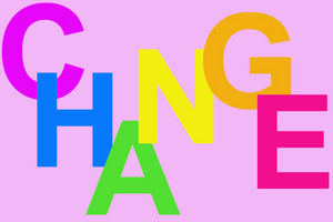 Bunte Buchstaben, die das Wort Change schreiben auf rosa Hintergrund