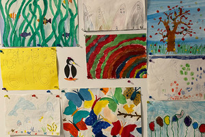 Bunter Bilder, von Kindern gemalt an eine Wand gepinnt